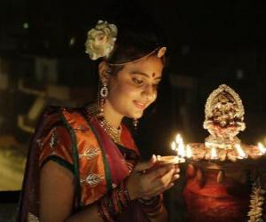 yapboz Kadın Diwali bir kutlamaya onun bir kandil eliyle diz çökmüş